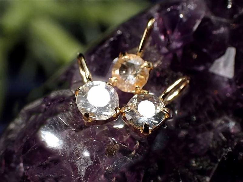 数量限定 宝石質ホワイト・フェナカイト ラウンドカット ペンダントトップ 石サイズ直径約2.7mm 1個売り 18金ゴールド ロシアンフェナカイト