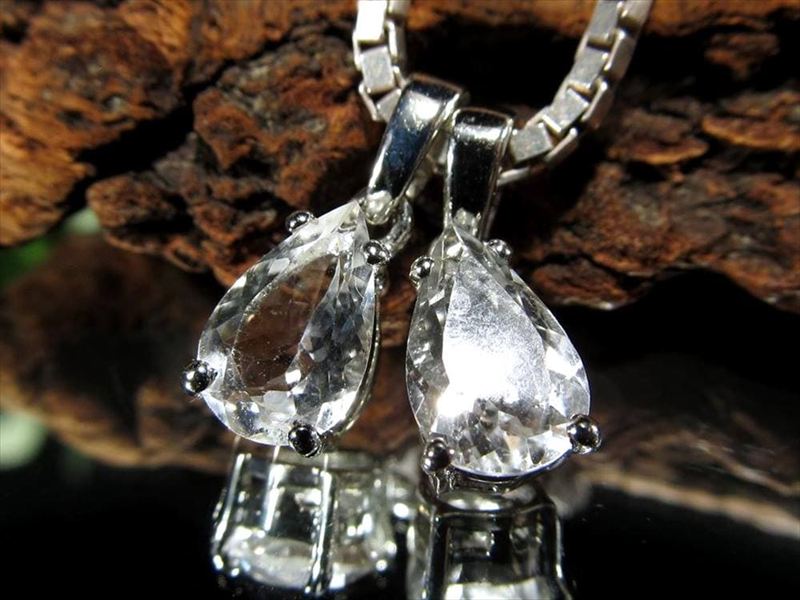 数量限定 ペタライト 葉長石 ドロップ ペンダントトップ 石サイズ縦約9mm×6mm 約4.9ct 1個売り 超透明宝石質 天使の石 ネガティブなエネルギーを浄化