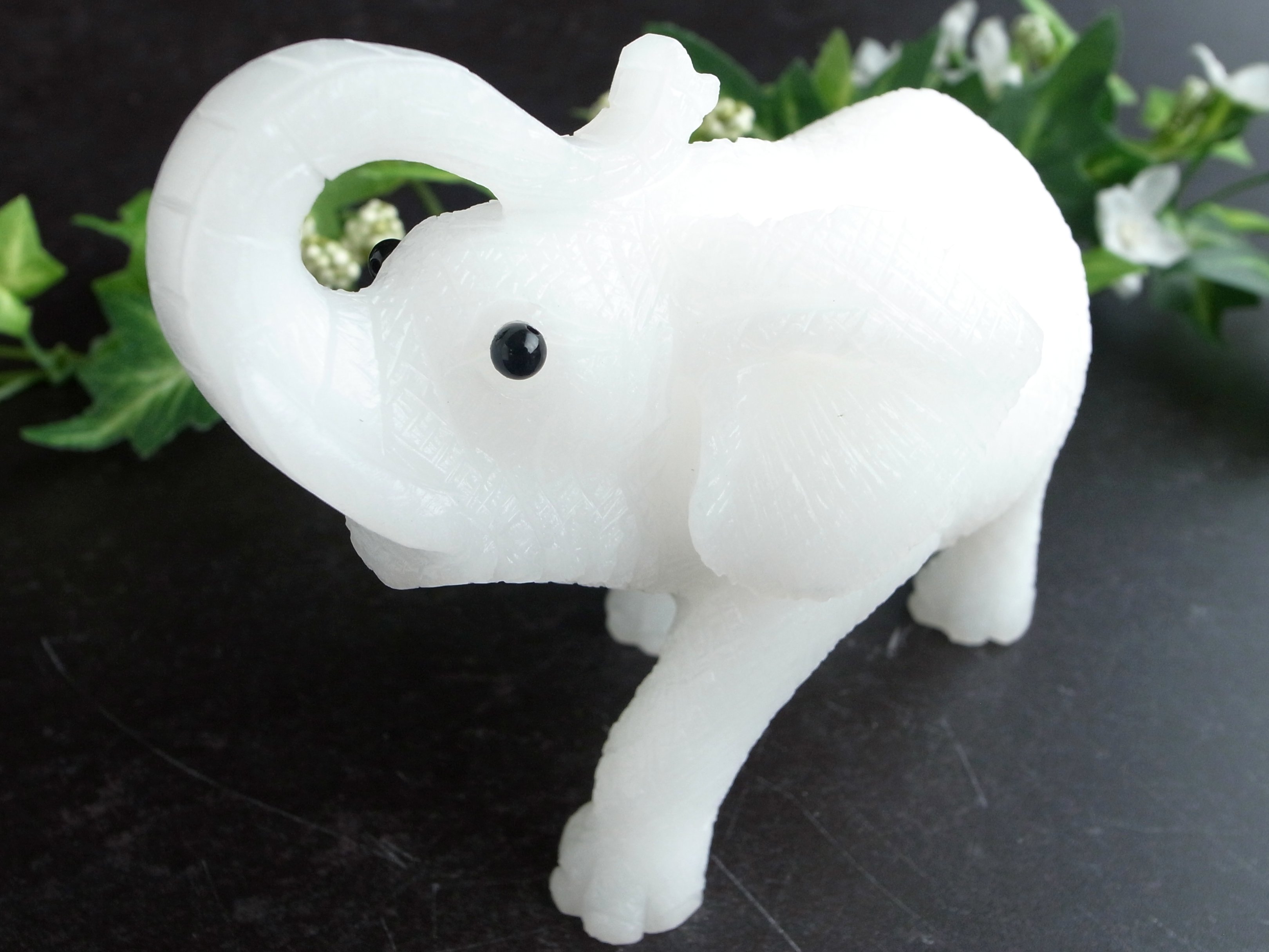 幸運の象徴 天然石 漢白玉 ゾウ 彫刻置物 最大幅約112mm 重さ421g 1点物 インテリアに 縁起物 パワーストーン 天然石