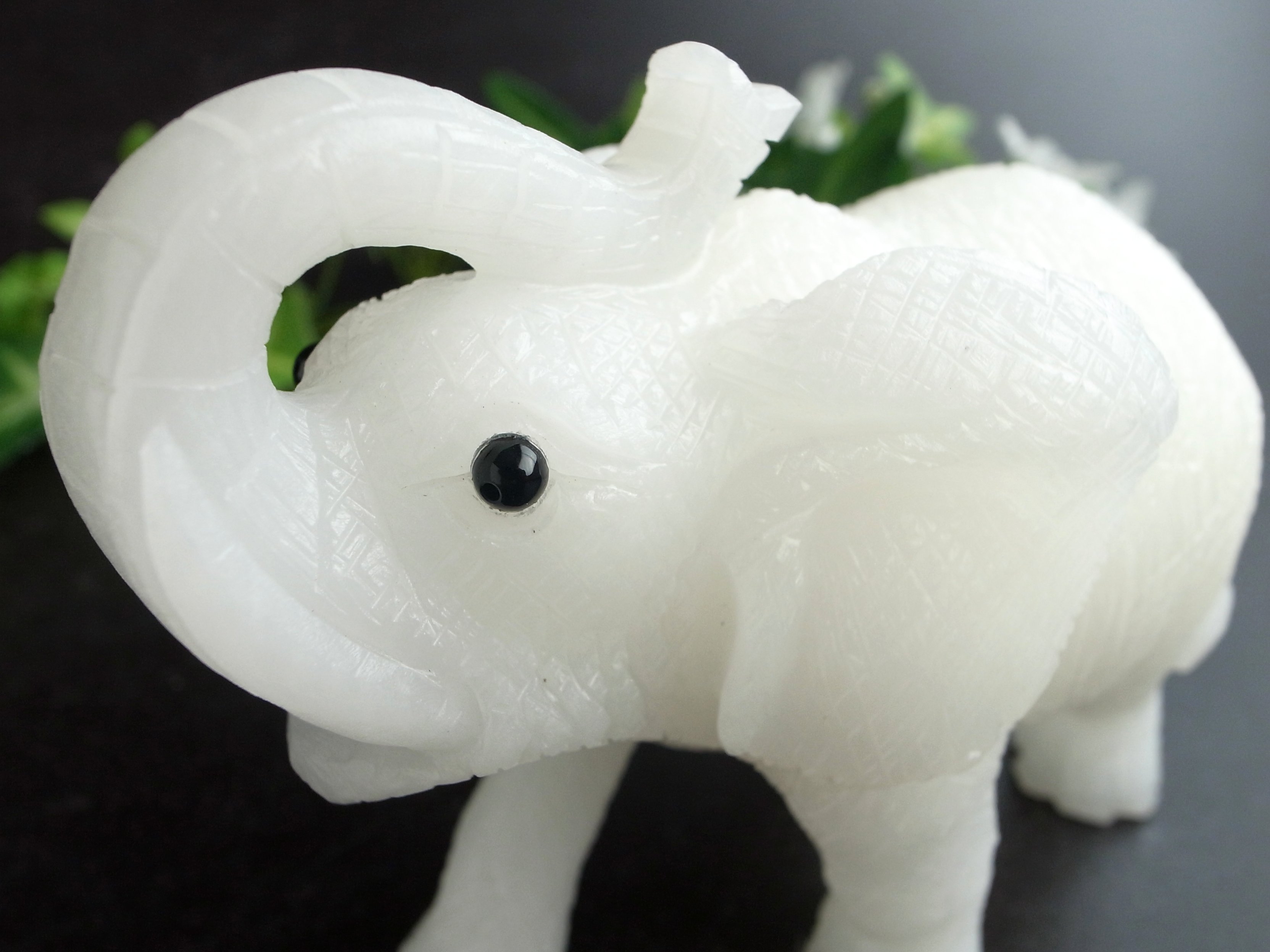 幸運の象徴 天然石 漢白玉 ゾウ 彫刻置物 最大幅約111mm 重さ468g 1点物 インテリアに 縁起物