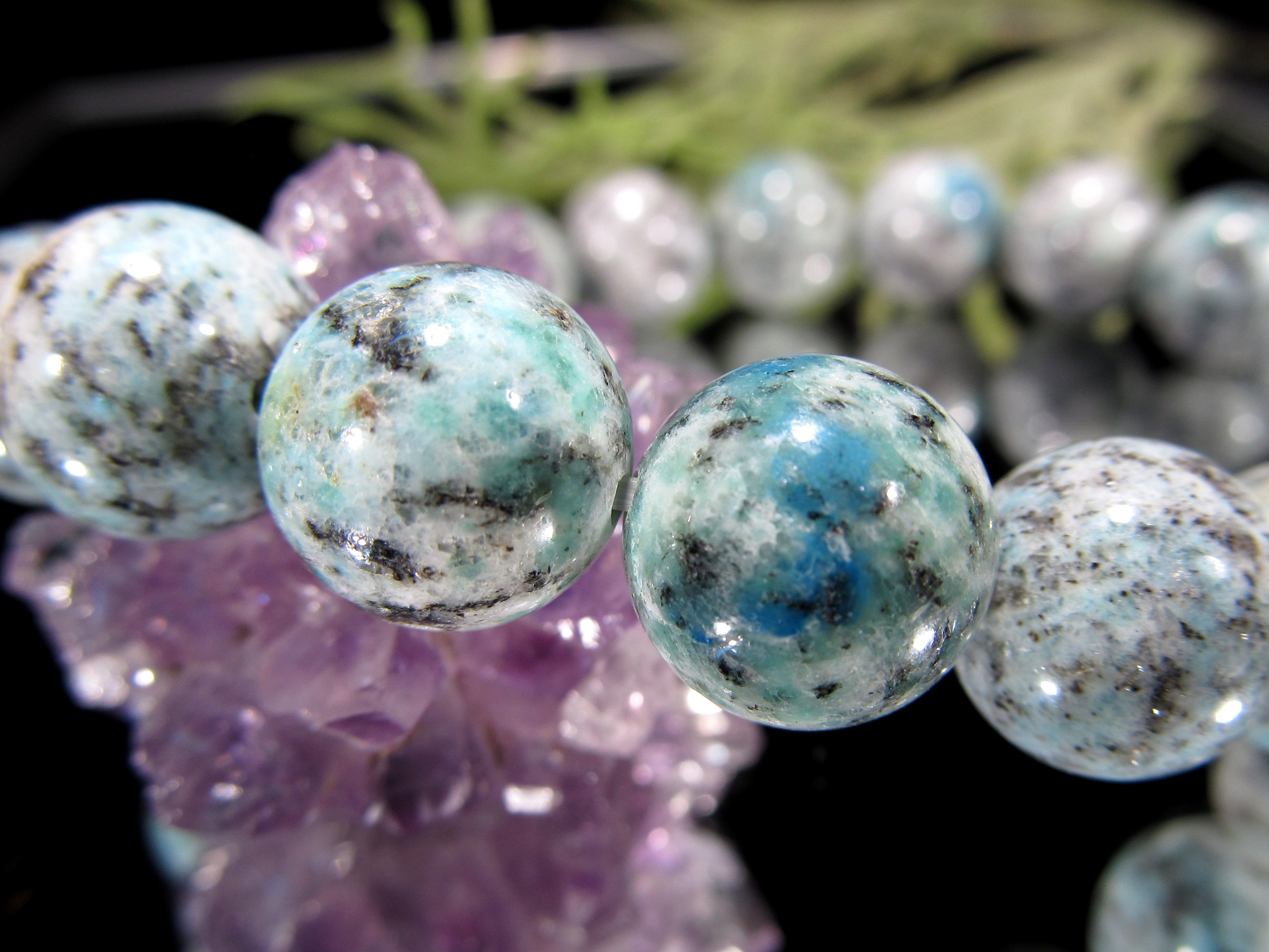 明るいホワイトに美麗な青斑点 ヒマラヤK2 ブルージャスパー ブレスレット 約11.5mm-12mm×18珠 最強ヒーリングストーン 厳しい大自然が生んだ神秘の石