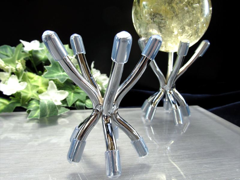 シルバーカラー 丸玉用 金属製デザイン台座 最大幅約55mm×高さ約65mm 2025年10月再入荷 仕様変更あり 保護キャップ付き inmy