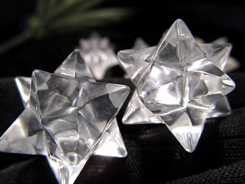 デンバー展示会商品 レムリアン水晶アステロイド 小星型12面体 重さ約6g-8g 幅約20mm-25mm 贅沢仕様 レムリアン水晶使用 最強形状 ギャランティカード付き