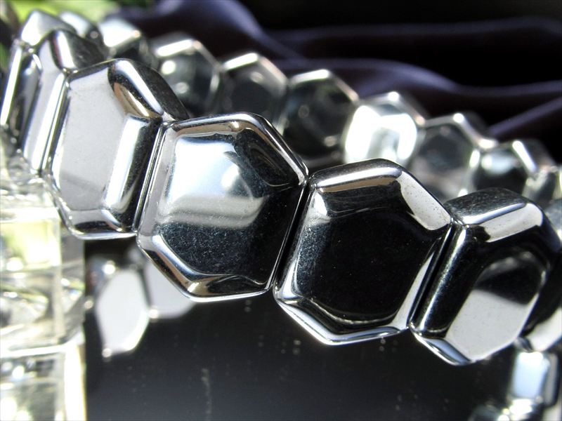 ヘキサゴンカットタイプ テラヘルツ鉱石 バングルブレスレット 幅16mm×12mm×17珠前後 つやつや鏡面仕上げ 話題の高純度 テラヘルツ鉱石 2026年