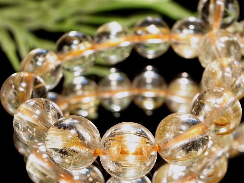 店頭展示中 理想的なバランス 4A+ 透明感×繊細金針 ゴールドルチル クォーツ ブレスレット 7mm-7.5mm×26珠 金運の代表石 上品な煌めき キラキラ針 一点もの