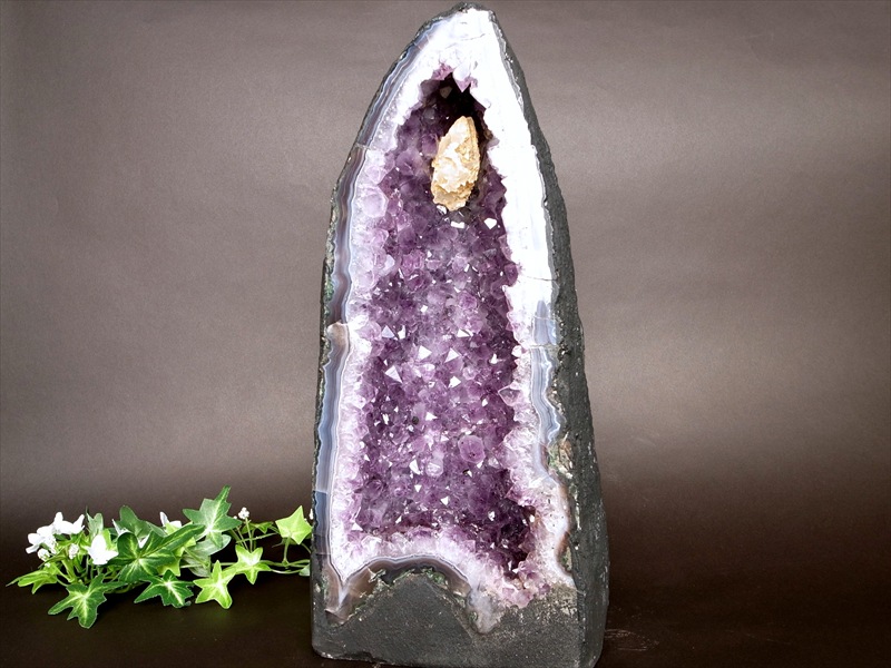 店頭展示中 カルサイト共生 アメジスト ドーム アメジストカペーラ 高さ 245mm 重さ 8.0kg 風水最強 家運や社運の上昇に 玄関インテリアとして人気 1点もの
