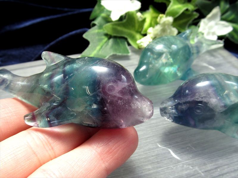 マルチカラーフローライト 蛍石 ドルフィン 彫刻置物 縦約7cm 横約3cm 1個売り 優雅に泳ぐキュートなイルカ 幸運の使者 インテリアや贈り物に アメリカ産