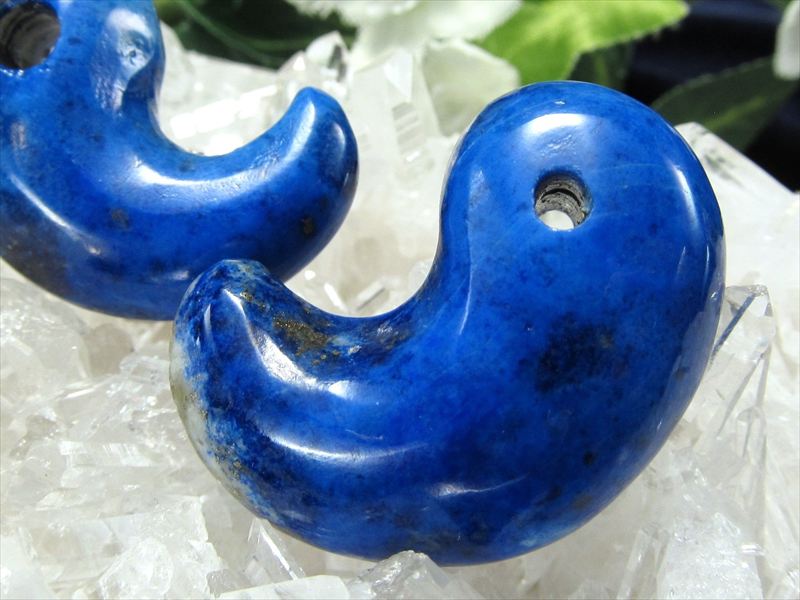 1個売り ラピスラズリ 勾玉 重さ約10g-13g 高貴な美しい瑠璃色 知恵を授ける石 12月の誕生石 9月の誕生石 アフガニスタン産 パワーストーン 天然石