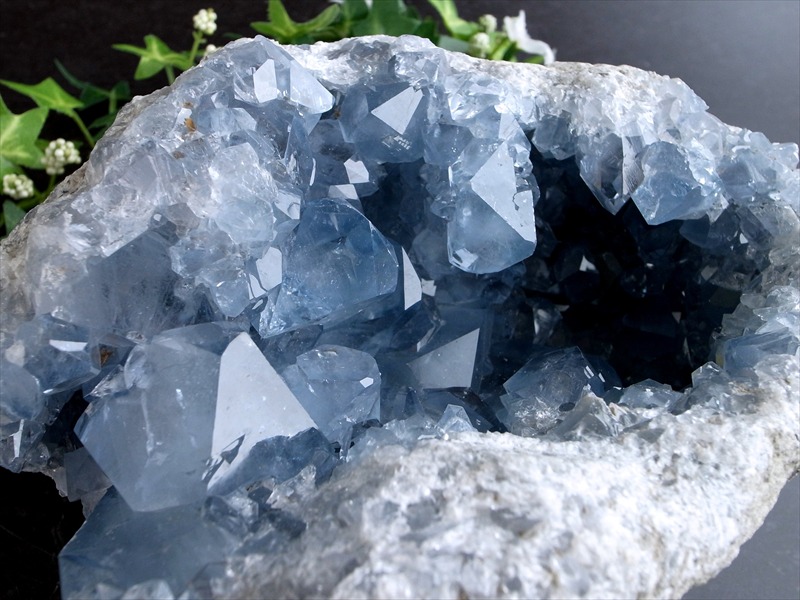 超透明 5A セレスタイト 天青石 クラスター 原石 イス台座付 最大幅180mm 重さ3786g 天使の石 強力な浄化効果とヒーリング能力 一点もの マダガスカル産