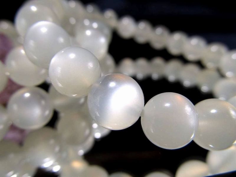 白銀カラー シルバームーンストーン ブレスレット 8mm-8.5mm×23珠前後 パールを思わせる柔らかなシラー 永遠の愛の象徴 6月の誕生石 インド産