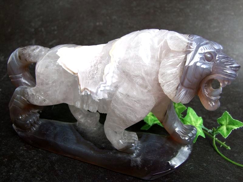 店頭展示中 笑口瑪瑙に宿る森の王者の眼光 笑口瑪瑙 トラ 彫刻置物 重さ835g 幅178mm メノウ アゲート ジオード 瑪瑙&水晶 福運をもたらす笑顔の石