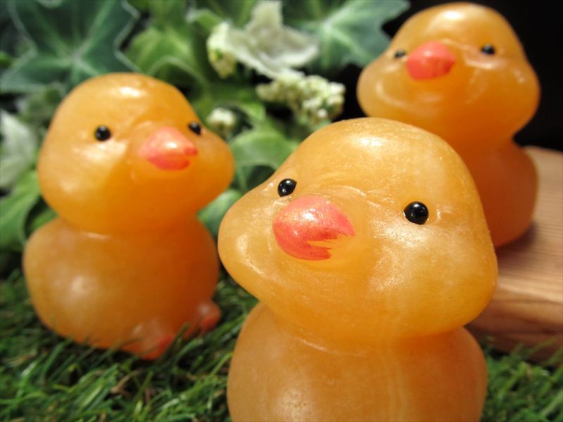 キュートさ満点、アヒル隊長 オレンジカルサイト アヒル 彫刻置物 1個売り 重さ約55g-75g前後 手彫り 家庭内の調和を促す ギフト インテリア メキシコ産