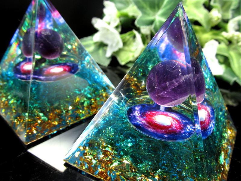 銀河を閉じ込めた芸術 アメジストスフィア オルゴナイトピラミッド ギャラクシーデザイン 1個売り 高さ約5cm前後 金箔入り オルゴンエネルギー 風水にも