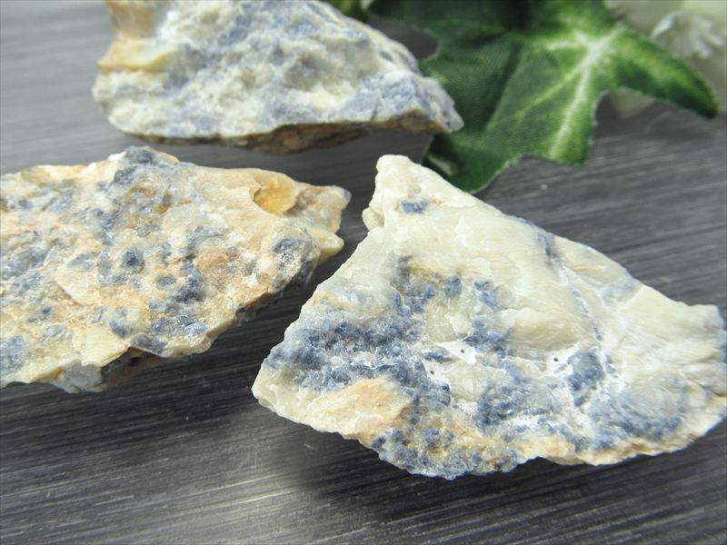 希少 国産原石 コランダム 原石 約20g-25g 1個売り 白地に青斑点 大自然の力強さを感じる美しさ 広島県庄原市川北町勝光山産 パワーストーン 天然石