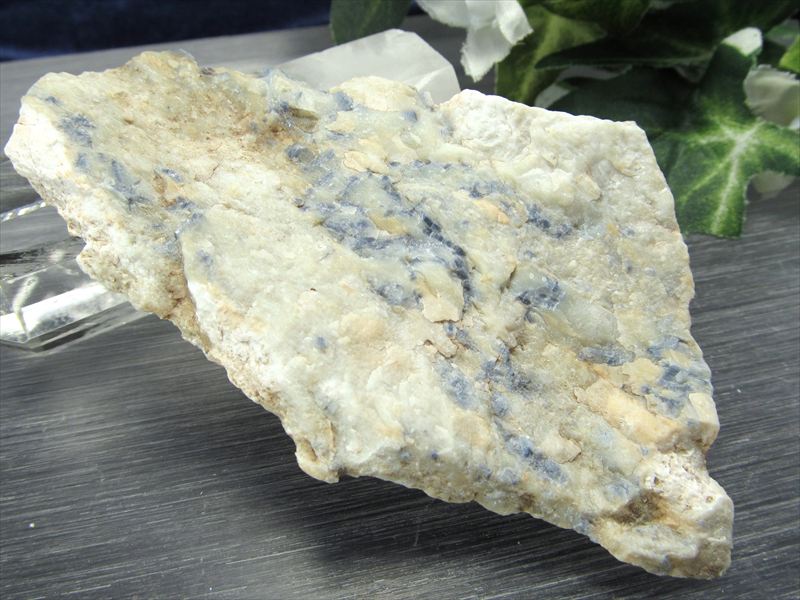 希少 国産原石 コランダム 原石 約42g 最大幅約74mm 白地に青斑点 大自然の力強さを感じる美しさ 1点物 広島県庄原市川北町勝光山産 パワーストーン 天然石