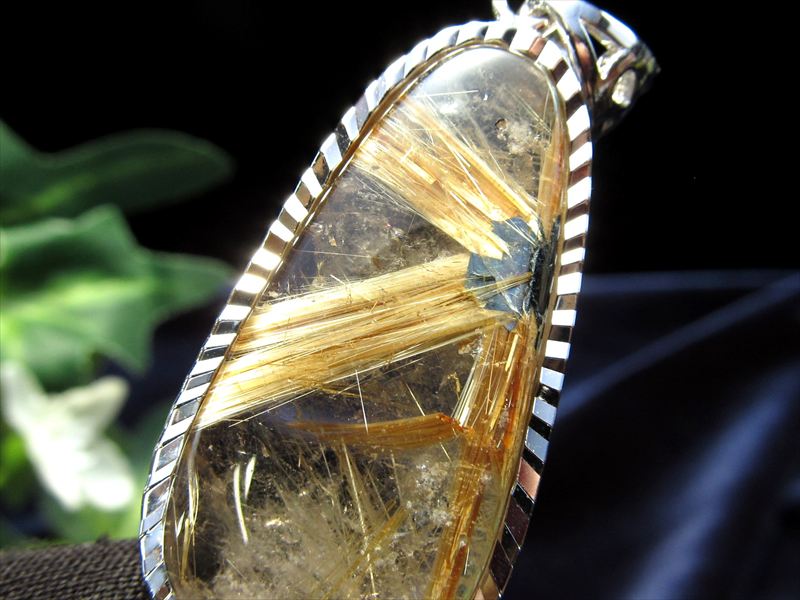 希少な太陽放射タイプ S級 ヘマタイト入り タイチン ゴールドルチルクォーツ ペンダントトップ 重さ約11.9g 縦約34mm 煌々と輝く黄金タイチン入り 装飾枠付