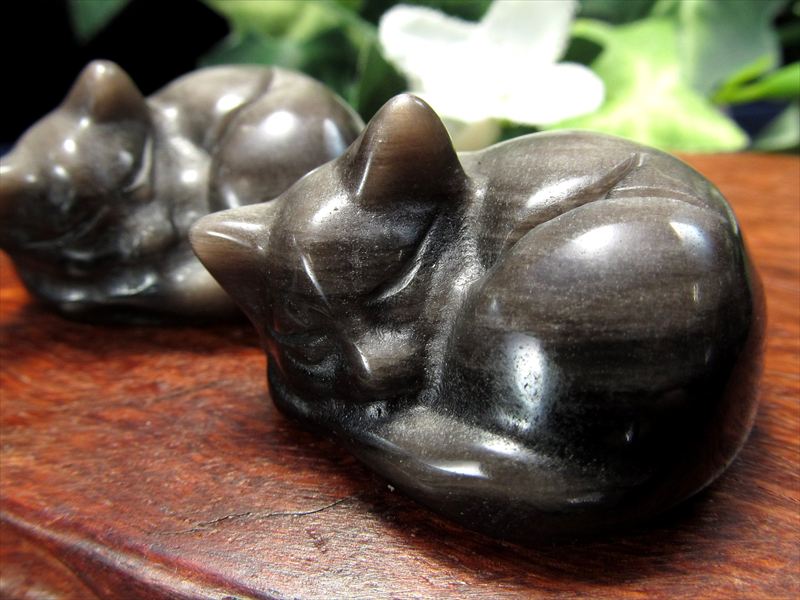 癒しの眠り猫 Sサイズ シラー有り シルバーオブシディアン 猫型置物 最大幅約3cm 1個売り 愛おしいお昼寝にゃんこ 小ぶりな手のひらサイズ 黒曜石 メキシコ産