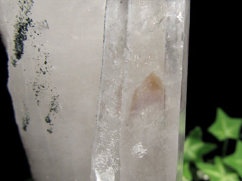 激レア ゴールデンファントム入り ヒマラヤ産 水晶 結晶原石 専用木製台座付 重さ 567g ヒマラヤの神々しき息吹を宿して ファントムの層が増幅する