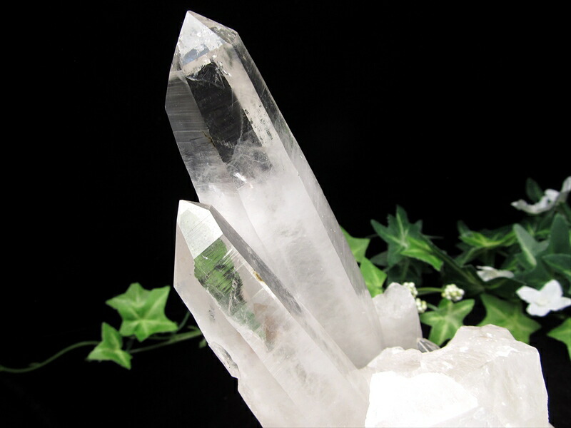 店頭展示中 山型ファントム入り ヒマラヤ産 水晶 結晶原石 専用木製台座付 重さ 1463g ヒマラヤの神々しき息吹を宿して ファントムの層が増幅する