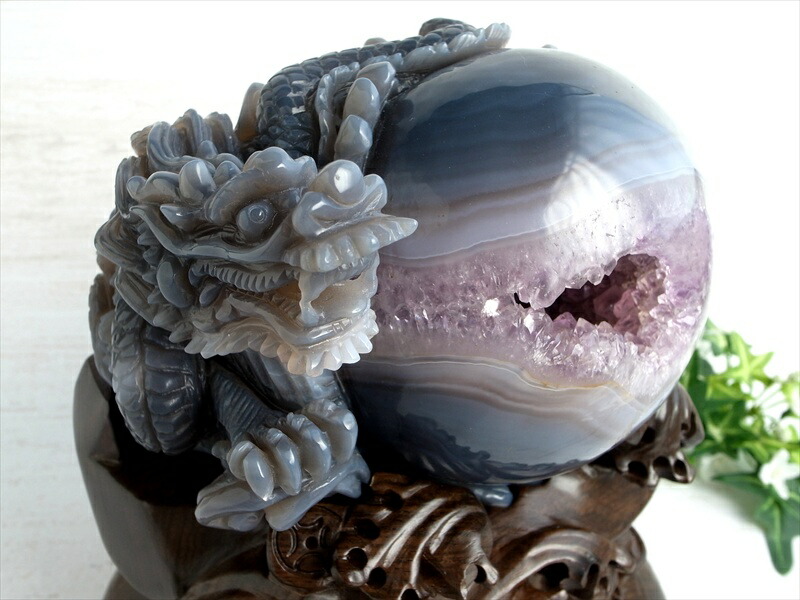 至高の龍神彫刻 笑口瑪瑙 玉持ち龍神 龍彫刻置物 重さ8028g 高さ250mm 専用木製台座付き メノウ アゲート ジオード 瑪瑙&水晶 福運をもたらす笑顔の石