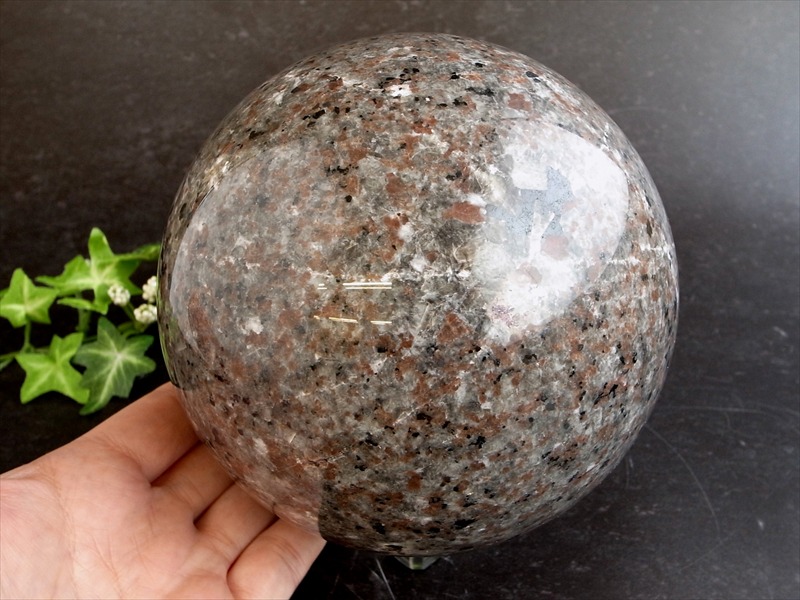 特大 UVライトで蛍光 ユーパーライト 丸玉 直径130mm 重さ3598g ブラックライトでオレンジ色に蛍光 悪いものから身を守ってくれる石 一点物