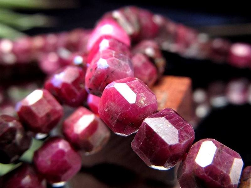 激安価格 アフリカンルビー キューブカット ブレスレット 約5.5mm前後 ルビー特有の濃紅が際立つ重厚感ある輝き 珍しいキューブカット 7月の誕生石