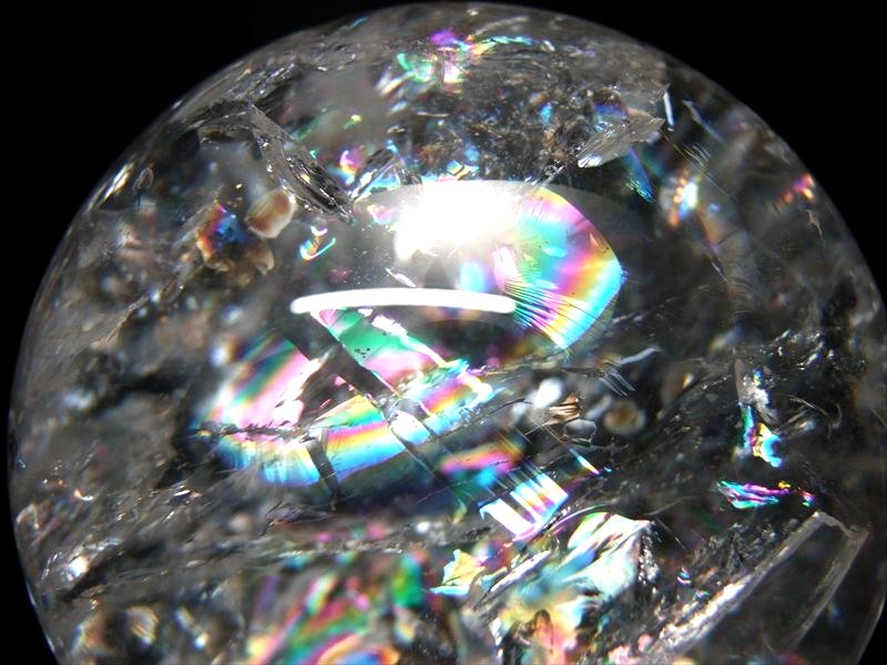 店頭展示中 バイヤー厳選 大玉 5A 天然 虹入り 水晶 丸玉 台座付き 重さ999g φ90mm レインボー水晶 すべての浄化と純粋さの象徴 極上天然石 一点もの