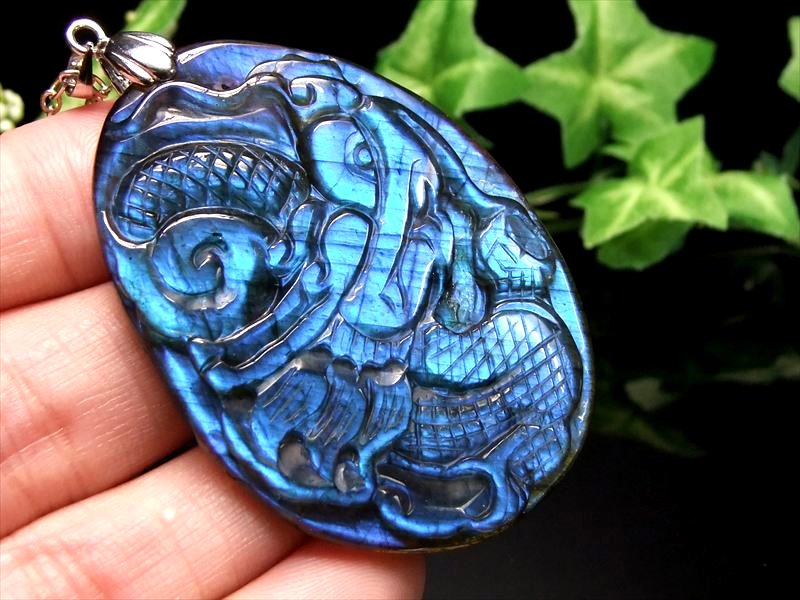 これ以上は無いロイヤルブルー S級 ラブラドライト 立体龍神彫り ペンダントトップ 幅39mm 重さ24.5g 最強守護・強運 お守りとしても 上質シラー 1点もの