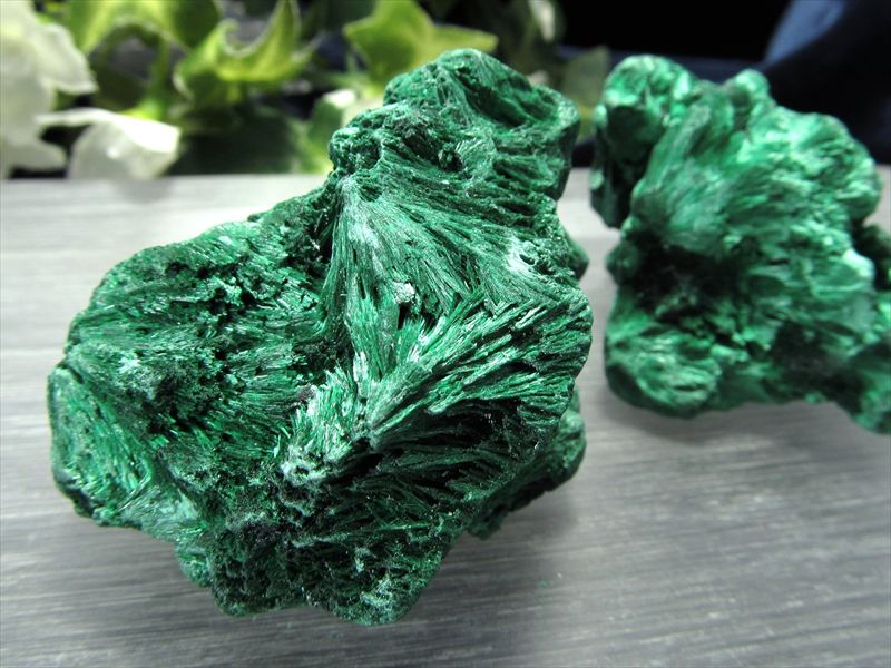 ベルベットマラカイト 孔雀石 原石 1個売り 重さ40g-55g 光沢が美しい繊維状結晶 肉体と精神を癒す石 インテリアやコレクションに コンゴ産 パワーストーン