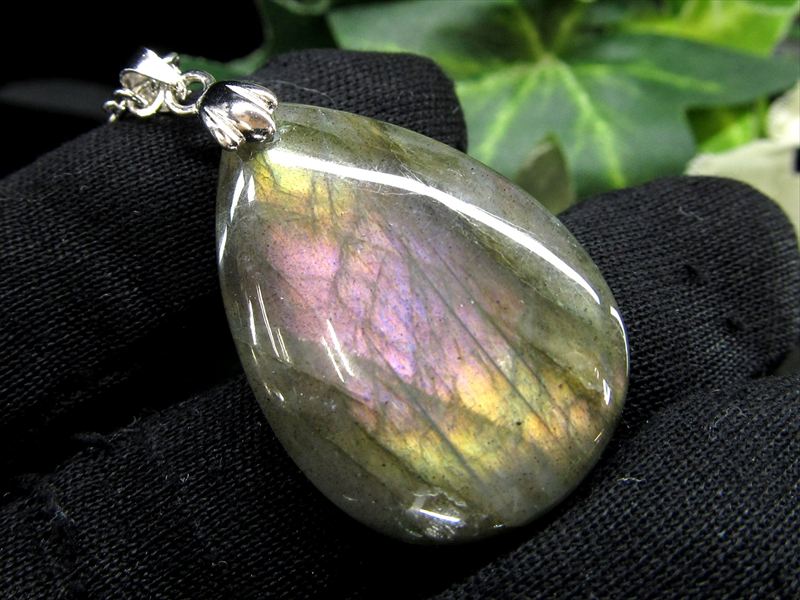 人気希少カラー パープルシラー ラブラドライド ぷっくりロップ型 ペンダントトップ 縦約28mm 重さ約6.4g 困難を打開する石 1点物 Silver925 マダガスカル産