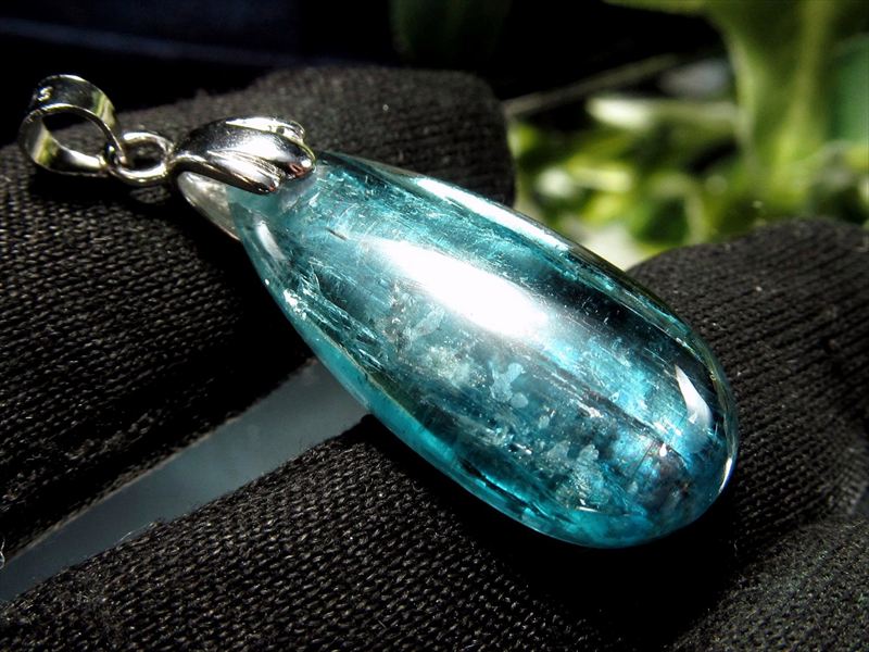 極上の透明度 カイヤナイト 藍晶石 ドロップ型 ペンダントトップ 石サイズ縦約15.5mm 重さ約2.7g 超透明アクアブルーの色合い 一点物 ブラジル産