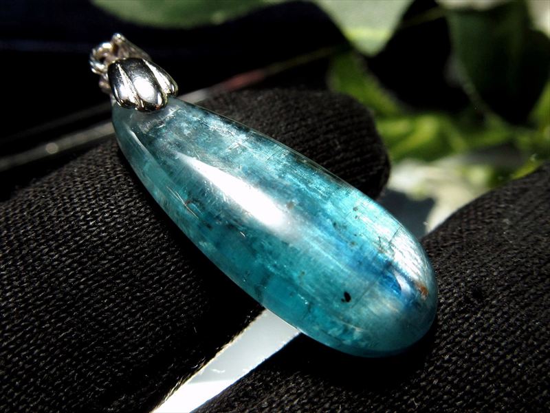 極上の透明度 カイヤナイト 藍晶石 ドロップ型 ペンダントトップ 石サイズ縦約25mm 重さ約2.2g 超透明アクアブルーの色合い 一点物 ブラジル産