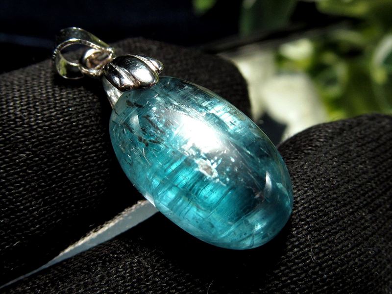 極上の透明度 カイヤナイト 藍晶石 オーバル型 ペンダントトップ 石サイズ縦約17mm 重さ約2.1g 超透明アクアブルーの色合い 一点物 ブラジル産