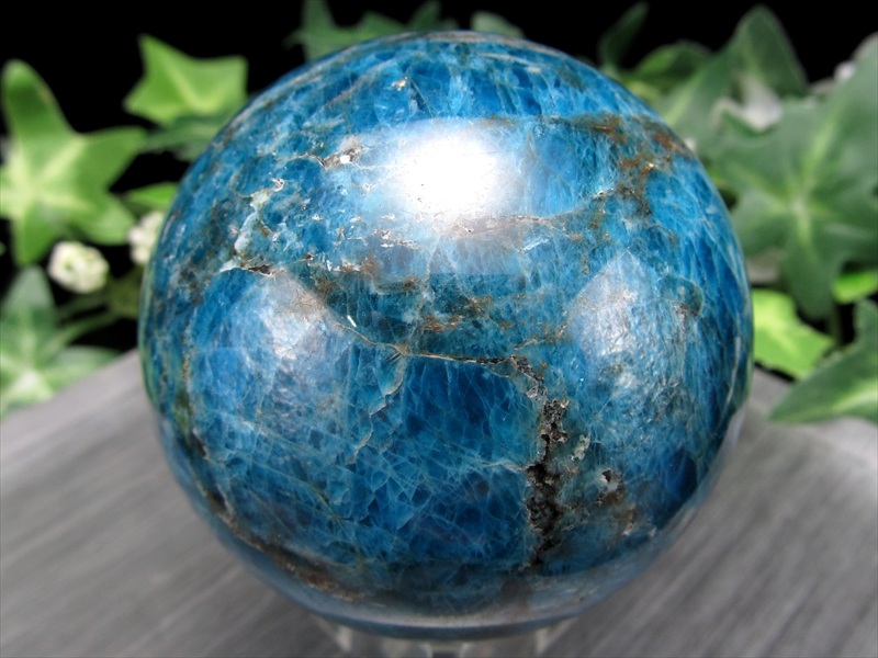 絆を強める青い天然石 ブルーアパタイト 丸玉 台座付き 直径約52mm 重さ309g 深みのある魅惑のブルー まるで流星群の様な煌めき 燐灰石 スフィア 一点物