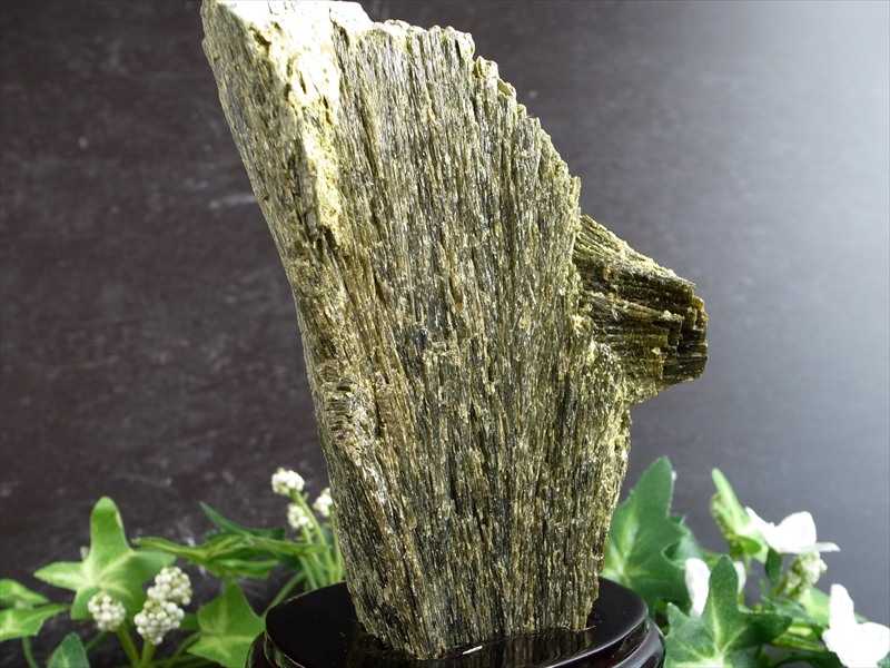 深緑が息づく 森のエネルギー結晶 グリーン ゾイサイト 原石 木製専用台座付 高さ141mm 重さ679g グリーンゾイサイト原石が育む 心と空間の豊かさ