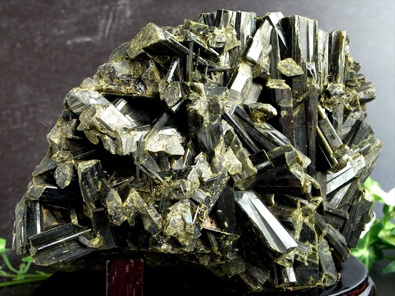 深緑が息づく 森のエネルギー結晶 ゾイサイト 原石 木製専用台座付 高さ 140mm 重さ1948g ゾイサイト原石が育む 心と空間の豊かさ 美しい結晶 一点物