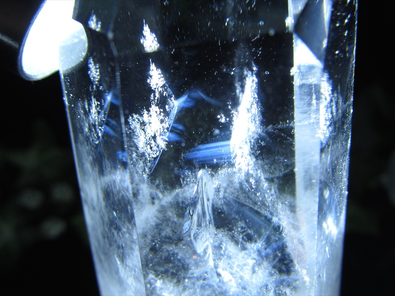 ラダー・ウインドウ入り 天然 水晶ポイント 六角柱 専用木製台座付 台座有りの高さ149mm 重さ299g 極上超透明 浄化 インテリア 一点もの ブラジル産