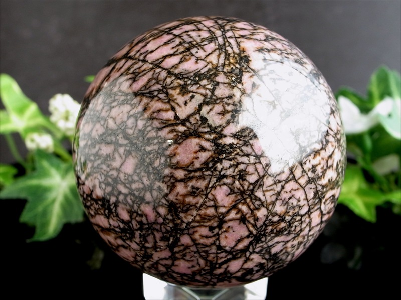 癒しの石 テンドリック ロードナイト 薔薇輝石 丸玉 台座付 直径 59.5mm 重さ 402g ブラジル産 パワーストーン 天然石