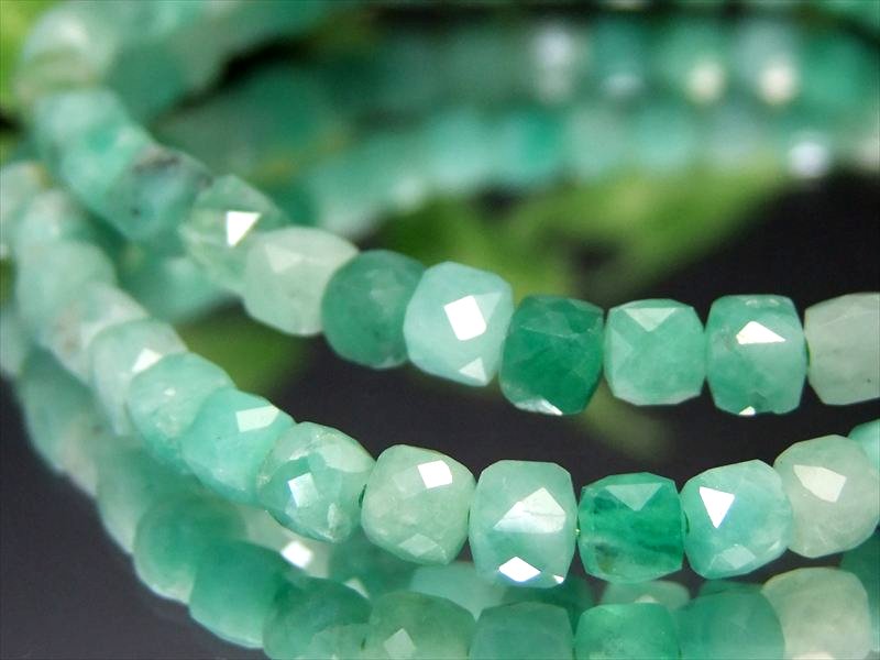 エメラルド キューブカット ブレスレット 幅約4mm キラキラカット 世界四大宝石の一つ 愛成就のお守り 叡智の象徴 翠玉 ブラジル産 パワーストーン 天然石