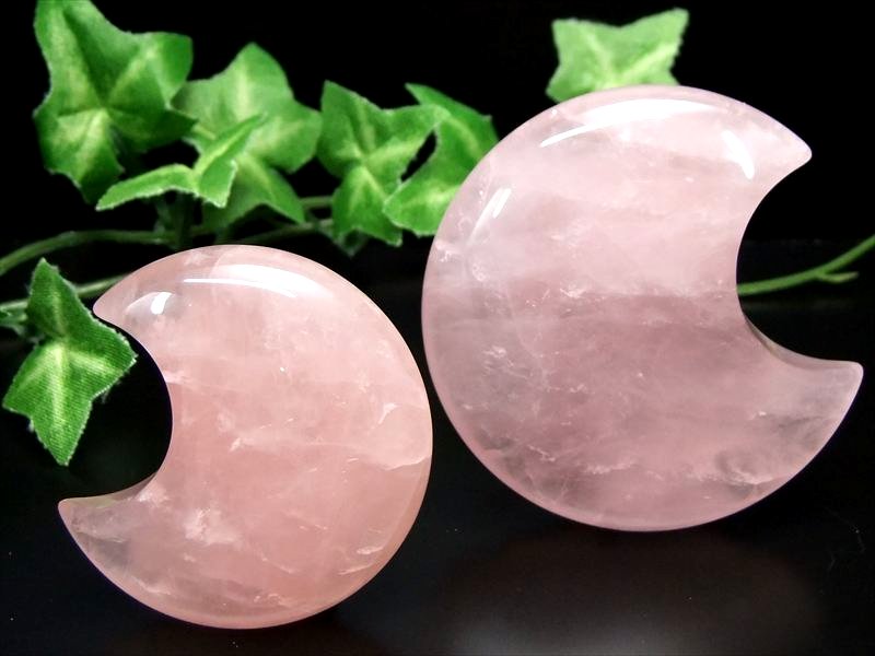 ディープローズクォーツ クレセントムーン 三日月型 タンブル 重さ25g-40g 1個売り 女性に人気 艶光沢抜群 可愛らしいミルキーピンク 美と愛の女神の石