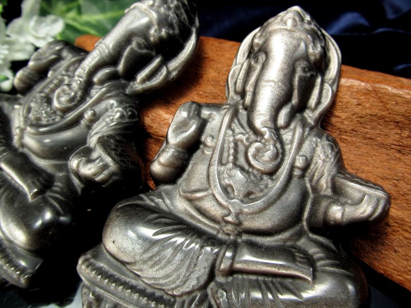 シルバーオブシディアン ガネーシャ彫り置物 1個売り 最大幅約8cm 神秘的で気品ある白銀シラー 古来からの強力な守護石 夢を叶える象 黒曜石 メキシコ産