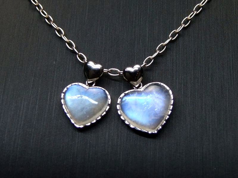 ぷっくりハート型 4A+ ブルームーンストーン ペンダント トップ 重さ1.7g-2.2g 1個売り 装飾枠付き 愛情・幸福の象徴 スリランカ産 パワーストーン 天然石