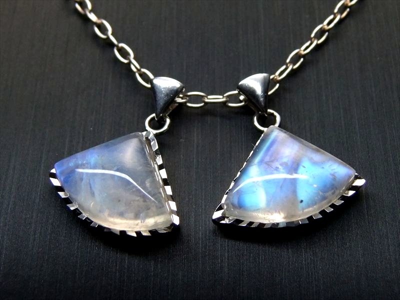 ぷっくり扇型 4A+ ブルームーンストーン ペンダント トップ 重さ2.9g-3.0g 1個売り 装飾枠付き 愛情・幸福の象徴 スリランカ産 パワーストーン 天然石