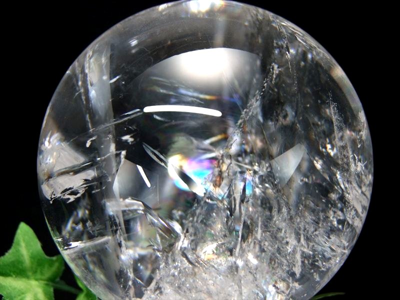 店頭展示中 このサイズで超透明 虹入り 5A 天然水晶 虹入り 丸玉 台座付 重さ946g φ88mm レインボー水晶 すべての浄化と純粋さの象徴 極上天然石 一点もの