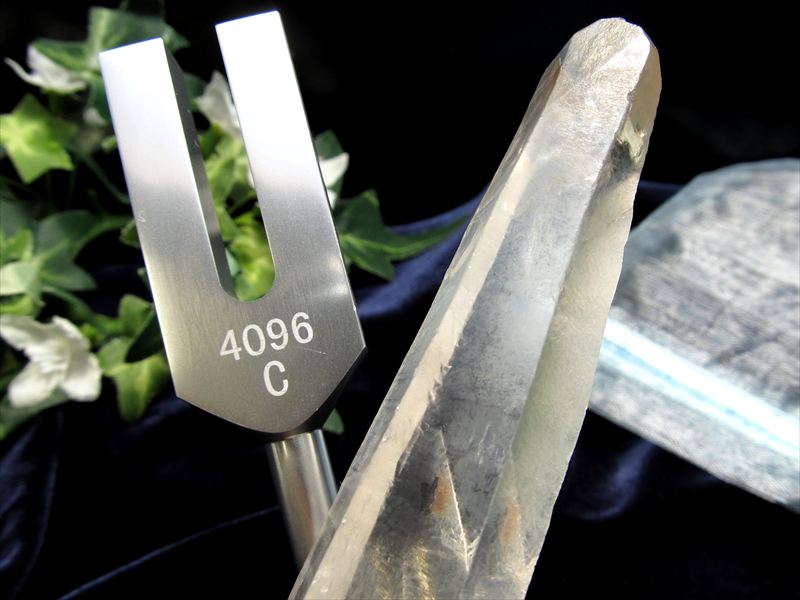 安定感抜群の持ちやすい大きめポイント付き アフリカ産 水晶ポイント付 クリスタルチューナー 音叉浄化セット オーガンジー袋入り