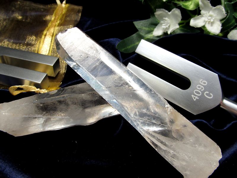 送料無料 ほんのりタンジェリン ブラジル産 水晶ポイント付 クリスタルチューナー 音叉浄化セット オーガンジー袋入り 調和の力を増幅させる天然水晶