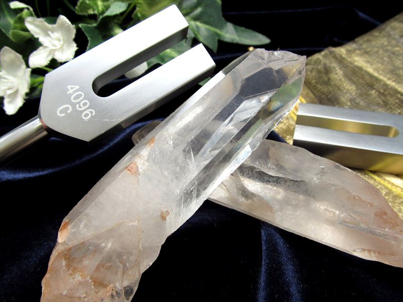 ほんのりタンジェリン ブラジル産 水晶ポイント付 クリスタルチューナー 音叉浄化セット オーガンジー袋入り 調和の力を増幅させる天然水晶