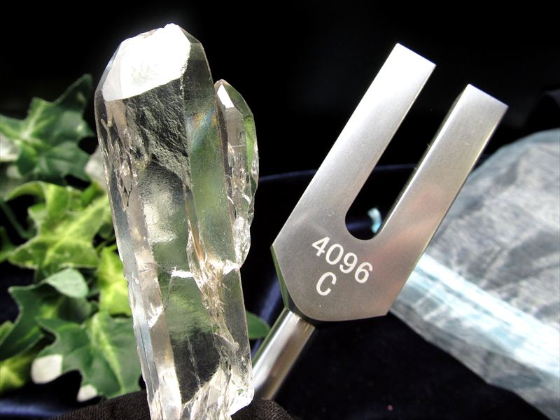 送料無料 メール便対応のコンパクトタイプ アフリカ産 水晶ポイント付 クリスタルチューナー 音叉浄化セット オーガンジー袋入り