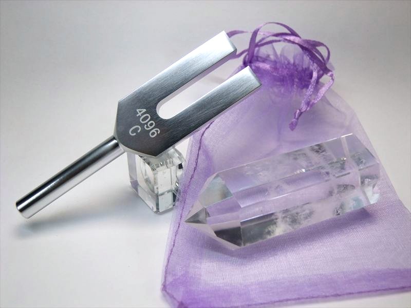 底切りタイプ ブラジル産 水晶ポイント付 クリスタルチューナー 音叉浄化セット オーガンジー袋入り 調和の力を増幅させる天然水晶