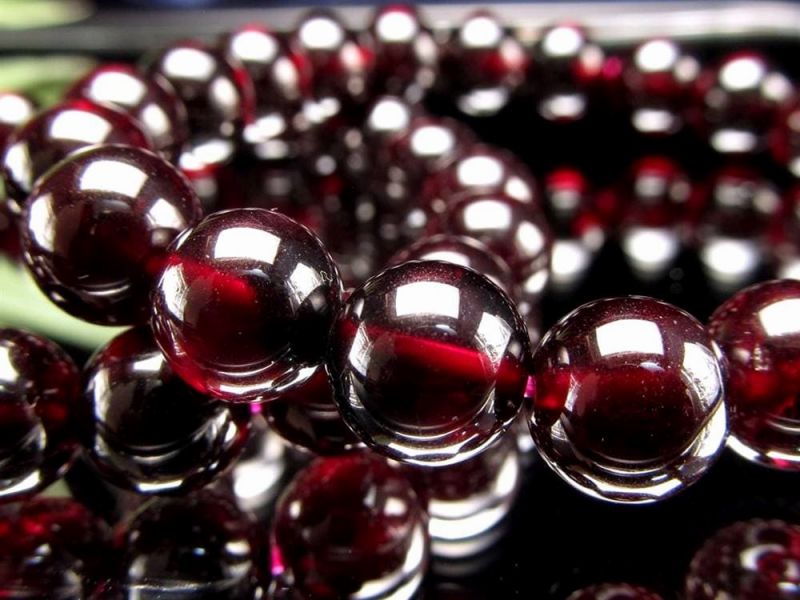 AA アルマンダインガーネット ブレスレット 8.5mm-9mm×22珠前後 上品なダークレッドカラー 中にはスター効果の珠も 王道ガーネット 1月の誕生石 インド産